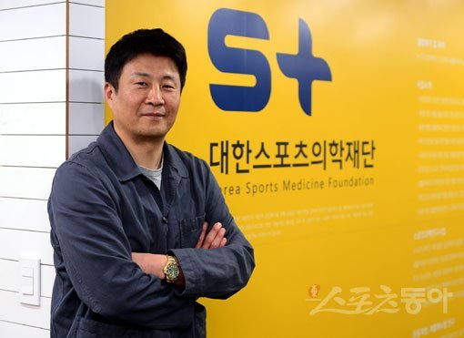 서울 대치동 강남나무병원에 위치한 대한스포츠의학재단의 로고 앞에 선 이성찬 이사장. 20년 간 피트니트센터, 어린이 체육 등 
체육관련 사업을 추진해 온 이 이사장은 의학과 운동을 접목해 국민건강에 이바지하기 위한 재단의 큰 그림을 그리고 있다. 주현희 기자
 teth1147@donga.com