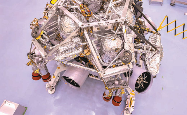 미국 플로리다주 케네디우주센터에서 화성 탐사 로버 ‘퍼시비어런스’에 착륙 구동계 등을 장착하고 있다. NASA 제공