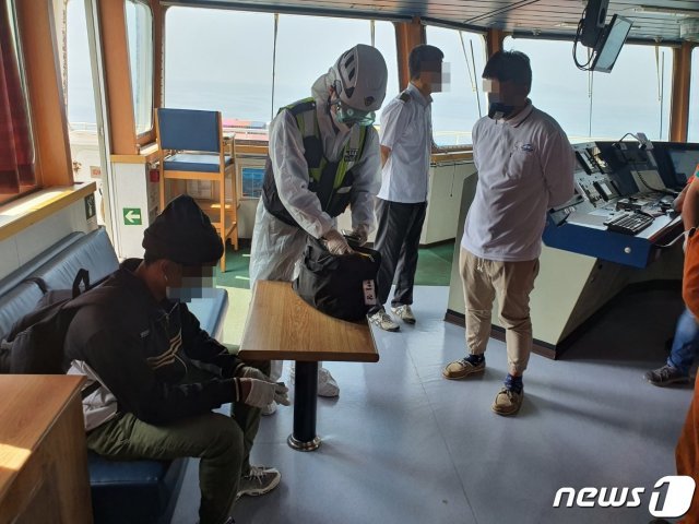 창원해양경찰서 관계자가 17일 오후 1시42분쯤 경남 거제시 능포항 동쪽 약 10㎞(5.5해리) 바다에서 중국 상해로 이동 중이던 컨테이너선(9만4684톤·승선원 20명)에 몰래 탑승해 밀출국하려한 아프리카 에리트레아 국적의 A씨(29)을 붙잡아 조사고 있다.(창원해경 제공)2020.5.17.© 뉴스1