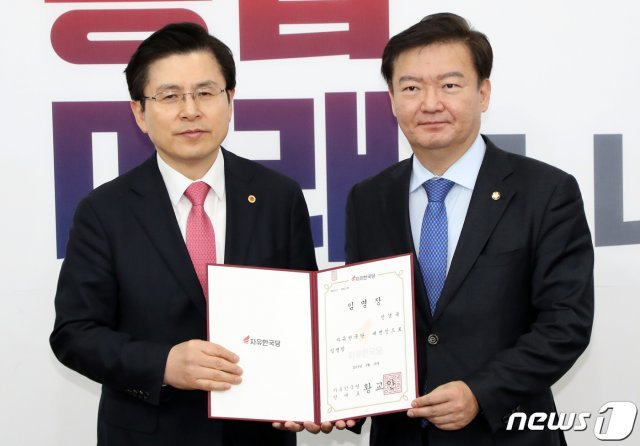 2019년 3월 19일 당시 황교안 자유한국당 대표가 민경욱 대변인에게 임명장을 전달하고 있는 모습. © News1