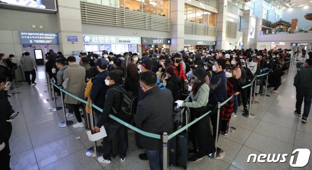 지난 3월 인천국제공항 1터미널 내 법무부 출입국서비스센터에서 외국인 불법 체류자들이 자진 출국신고를 하기 위해 줄지어 기다리고 있다. 2020.3.6/뉴스1 © News1