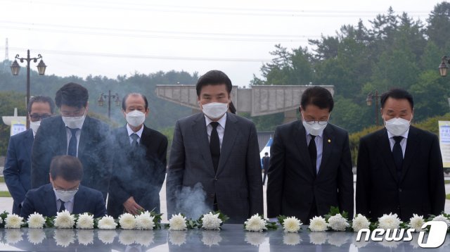 원유철 미래한국당 대표, 정운천 최고위원 등이 18일 오전 광주 북구 국립5·18민주묘지에서 참배하고 있다. 2020.5.18/뉴스1 © News1