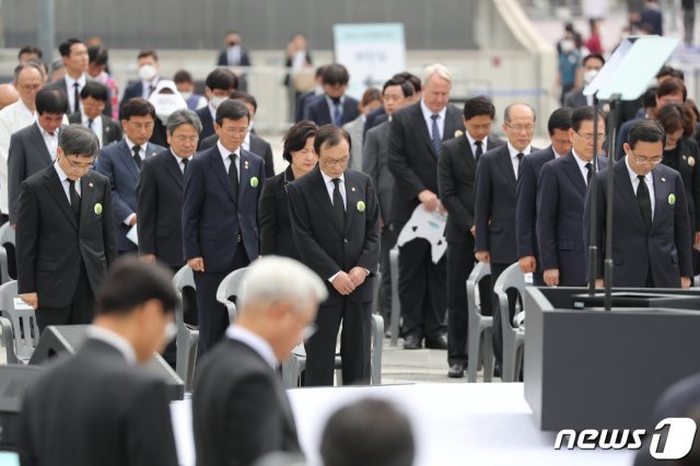 이해찬 더불어민주당 대표, 추미애 법무부장관,주호영 미래통합당 원내대표 등이 18일 오전 광주 동구 5·18민주광장에서 열린 제40주년 5·18민주화운동 기념식에 참석해 묵념을 하고 있다. 이날 기념식은 ‘세월은 흘러가도, 산천은 안다’라는 주제로 진행됐으며, 5·18유공자와 유족, 정치권 등 400여명이 참석했다. 기념식이 열린 5·18민주광장은 5·18 최후 항쟁지로 5·18민주화운동이 정부기념일로 지정(1997년)된 이후 처음 기념식이 개최된 곳이다. 2020.5.18/뉴스1 © News1