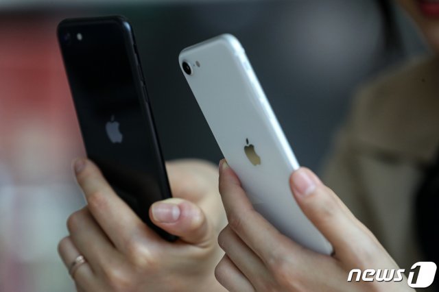 애플 아이폰SE 2세대는 중저가 스마트폰에 대한 수요가 높아진 가운데 아이폰11에 탑재된 A13 바이오닉 칩까지 탑재하면서 가성비폰으로 높은 관심을 받고 있다. 2020.5.6/뉴스1 © News1