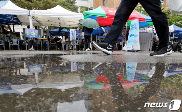 선별진료소를 찾은 시민들이 검사를 받기 위해 대기하고 있다. © News1