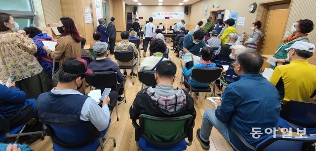 정부의 긴급재난지원금 방문 접수 첫날인 18일 서울 노원구 한 주민센터에 신청자들이 차례를 기다리고 있다.
