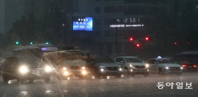 서울 지역에 폭우가 내린 18일 오후 4시 경 낮인데도 불구하고 시청 광장 앞 도로에 자동차들이 헤드라이트를 켜고 주행하고 있다. 송은석 기자 silverstone@donga.com
