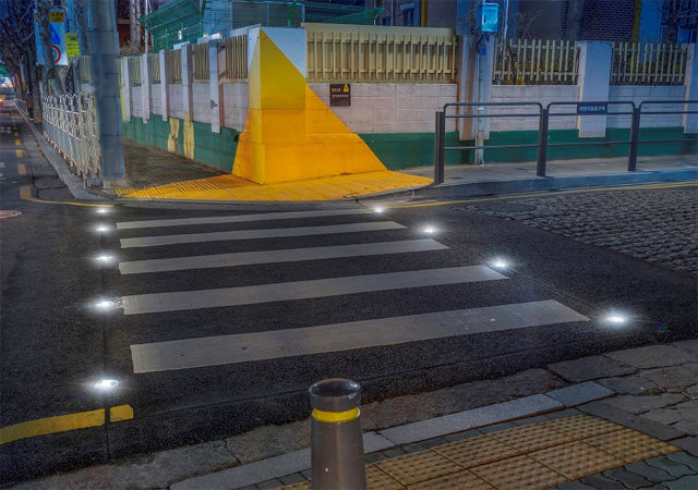 서울 서초구 서이초등학교 앞 도로에 설치한 ‘활주로형 횡단보도’. 서초구 제공