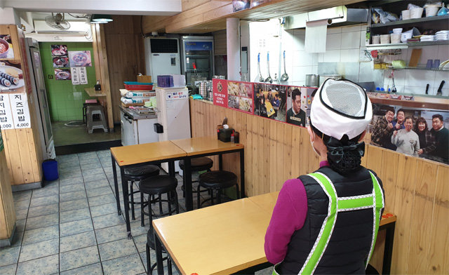 이태원의 한 음식점에서 종업원이 주말 점심시간에 텅 빈 매장을 바라보는 모습.