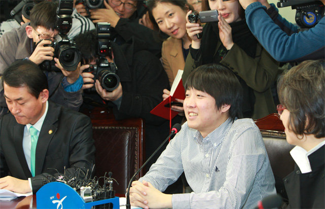 2011년 12월 한나라당 비대위원회 출범식에서 질문에 답하고 있는 이준석 비대위원.