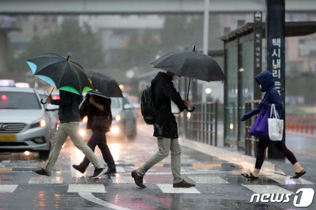 18일 오후 서울 용산구 서울역 인근에서 시민들이 갑자기 내린 비로 발걸음을 재촉하고 있다. 2020.5.18/뉴스1 © News1