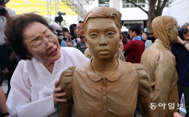지난해 8월 서울 남산에서 열린 일본군 위안부 피해자 기림비 제막식에 참석한 이용수 할머니. 동아일보DB