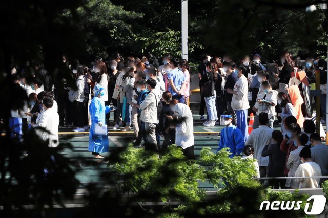 삼성서울병원에서 간호사 4명이 한꺼번에 ‘코로나19’ 확진판정을 받으면서 의료체계에 비상이 걸린 가운데 19일 오후 서울 강남구 삼성서울병원 주차장에 마련된 선별진료소에서 의료진과 관계자들이 코로나19 검사를 위해 대기하고 있다. 삼성서울병원은 수술실 일부를 폐쇄하고 예정된 수술 60~70개를 잠정 연기했다. 2020.5.19/뉴스1 © News1