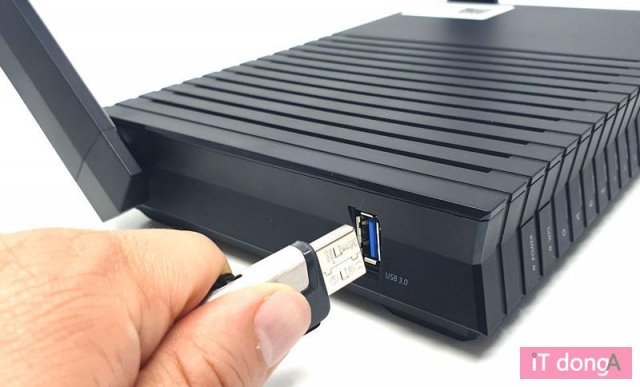 USB 저장장치를 꽂아 공유기를 간이 NAS처럼 쓸 수 있다 (출처=IT동아)