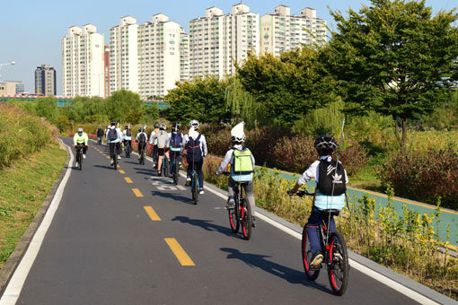 2019년 사행산업 건전화 평가에 우수성과로 선정된 마음 따라가는 자전거 길 프로그램에 참가한 청소년들이 자전거 라이딩을 하고 있다.