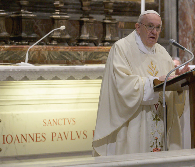 3월 코로나19 여파로 폐쇄됐던 바티칸 성베드로 대성당이 18일(현지 시간) 다시 문을 열었다. 이날 오전 교황 요한 바오로 2세 탄생 100주년 미사를 주례하고 있는 프란치스코 교황. 바티칸=AP 뉴시스