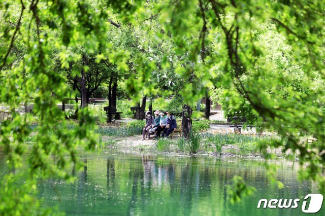 초여름 날씨가 이어지고 있는 7일 오후 서울 성동구 서울숲에서 시민들이 야외활동을 즐기고 있다. 2020.5.7 © News1