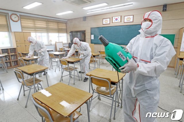 19일 경기 수원 팔달구 삼일공업고등학교에서 교직원들이 자체 방역을 하고 있다. © News1