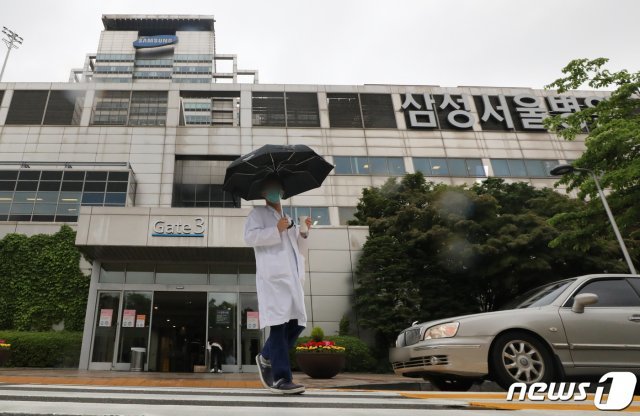 19일 오전 20대 간호사를 비롯한 의료진 4명이 신종 코로나바이러스 감염증(코로나19) 확진 판정을 받은 서울 강남구 삼성서울병원 입출구에 내원객들이 오가고 있다. 2020.5.19/뉴스1 ⓒ News1 허경 기자