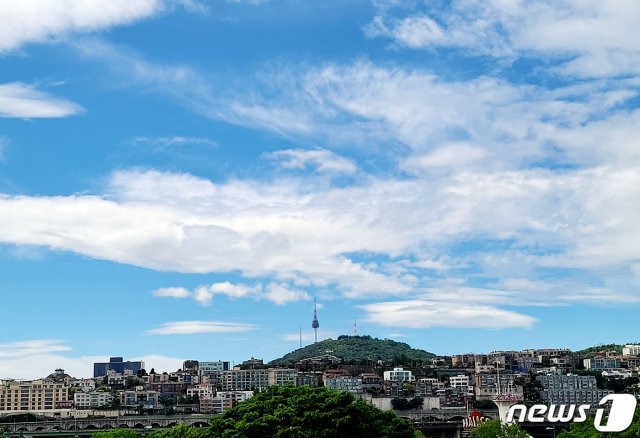 비가 그친 19일 오후 서울 남산 위로 푸른 하늘이 펼쳐지고 있다. 2020.5.19/뉴스1 © News1