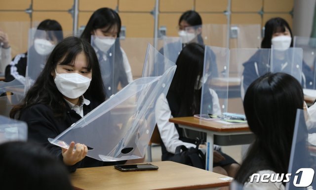 (대전=뉴스1) 고등학교 3학년 학생들의 등교가 시작된 20일 오전 대전 전민동 전민고등학교에서 학생들이 칸막이가 세워진 책상 앞에 앉아 있다. 신종 코로나바이러스 감염증(코로나19) 여파로 80일 만에 학생들의 등교 개학이 이뤄졌다. 2020.5.20/뉴스1