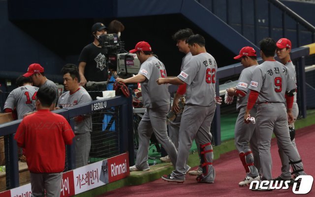 19일 서울 구로구 고척스카이돔에서 열린 ‘2020 프로야구 신한은행 SOL KBO리그’ SK 와이번스와 키움 히어로즈 경기에서 SK 선수들이 경기를 마치고 구장을 나서고 있다.이날 SK는 키움에 6대 11로 패해 10연패를 했다. 2020.5.19 © News1