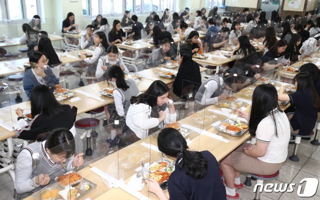 고등학교 3학년 학생들의 등교가 시작된 20일 오전 대전 유성구 도안고등학교에서 학생들이 칸막이 설치된 급식실에서 점심을 먹고 있다. 2020.5.20/뉴스1 © News1