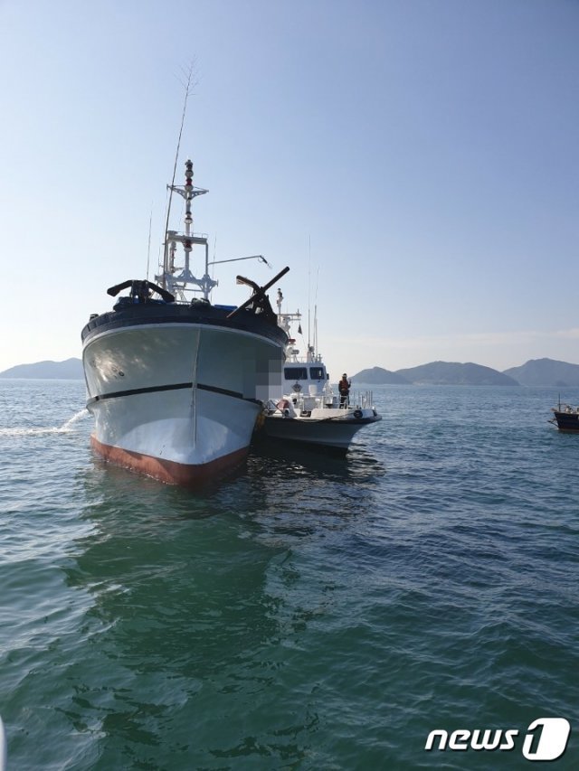 20일 오전 7시29분쯤 경남 통영시 마동 앞바다에서 두 어선이 부딪힌 모습.(통영해경 제공).2020.5.20.© 뉴스1