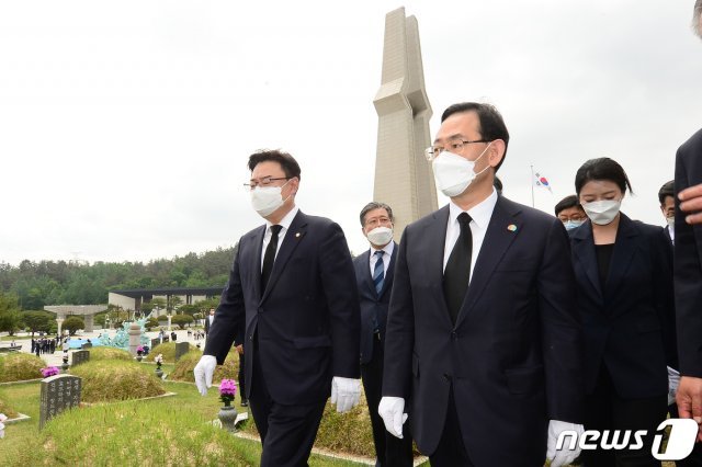 주호영 원내대표를 비롯한 미래통합당 당직자들이 18일 오후 광주 북구 국립5·18민주묘지를 둘러보고 있다. 2020.5.18 © News1
