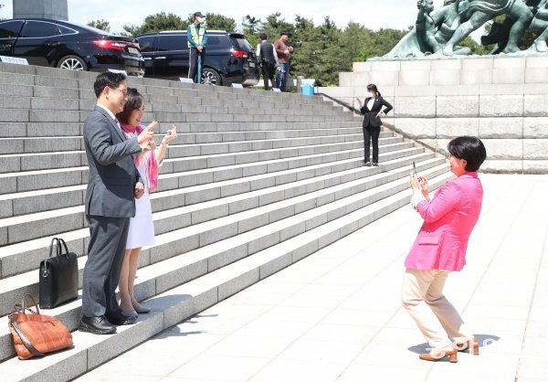 초선의원들이 국회 본청 계단 앞에서 핸드폰으로 기념촬영을 하고있다.