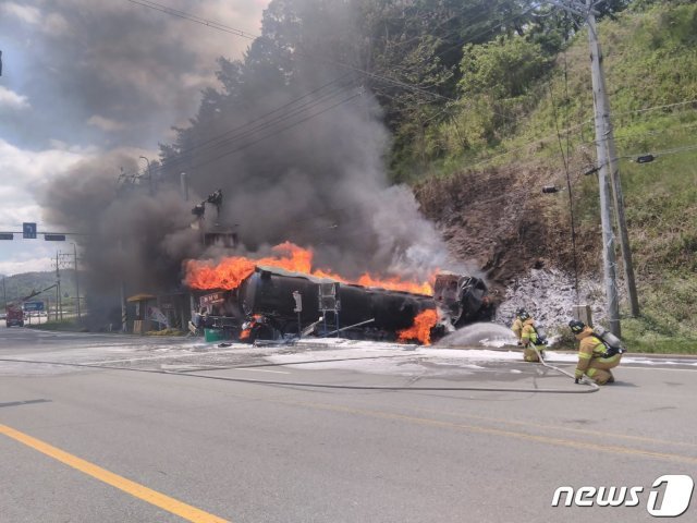 20일 오전 11시38분께 전북 진안군 진안읍 진안 IC 인근 도로에서 경질유 3만2000ℓ를 싣고 주행하던 25톤 탱크로리에서 불이 났다.(전북소방본부 제공)2020.5.20 © 뉴스1