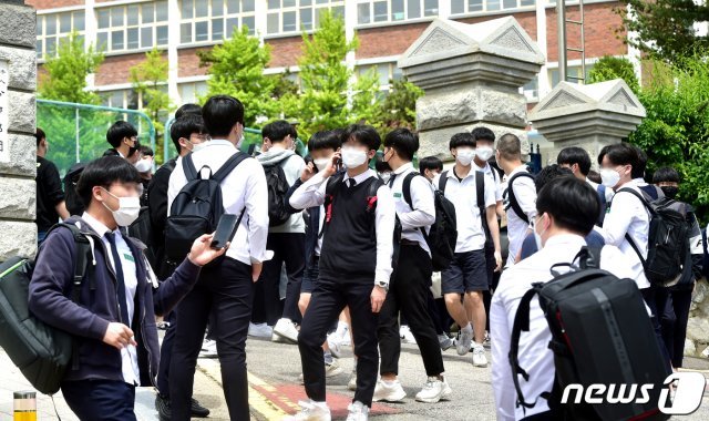 20일 오전 인천시 연수구 송도고등학교 학생들이 귀가하고 있다. 뉴스1