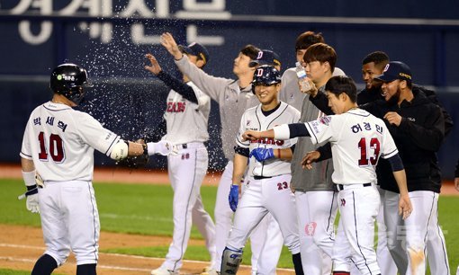 20일 서울 잠실야구장에서 ‘2020 신한은행 SOL KBO 리그‘ NC 다이노스와 두산 베어스의 경기가 열렸다. 연장 11회말 1사 1,2루 두산 박세혁이 끝내기 안타를 치고 팀 동료들의 축하를 받고 있다. 잠실｜김종원 기자 won@donga.com