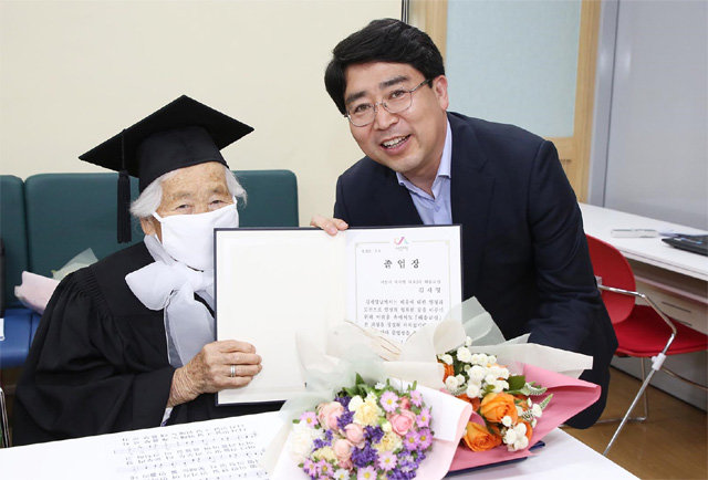 맹정호 서산시장(오른족)이 거동이 불편한 가운데 문해교육 과정을 이수하고 동시에 초등학교 졸업자격을 인정 받은 93세 김세영 할머니의 졸업을 축하하고 있다. 서산시 제공