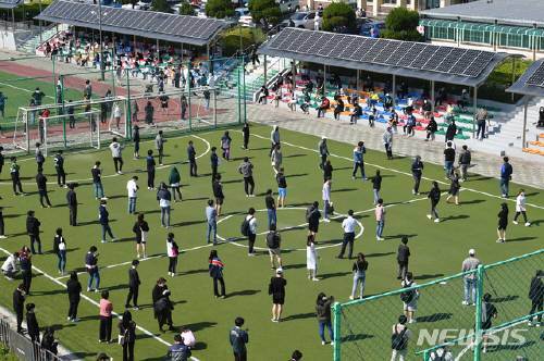 인천에서 신종 코로나바이러스 감염증(코로나19)에 감염된 고3 학생이 추가 확인되면서 많은 학생들이 20일 오후 인천시 미추홀구청 운동장에 설치된 선별진료소에서 검사를 받기 위해 줄을 서고 있다. 사진=뉴시스