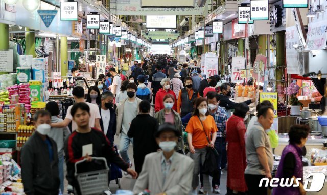 정부의 신종 코로나바이러스 감염증(코로나19) 긴급재난지원금을 지급받은 한국 국민들이  지역 상점과 전통시장 등을 찾고 있다. 2020.5.17/뉴스1 © News1