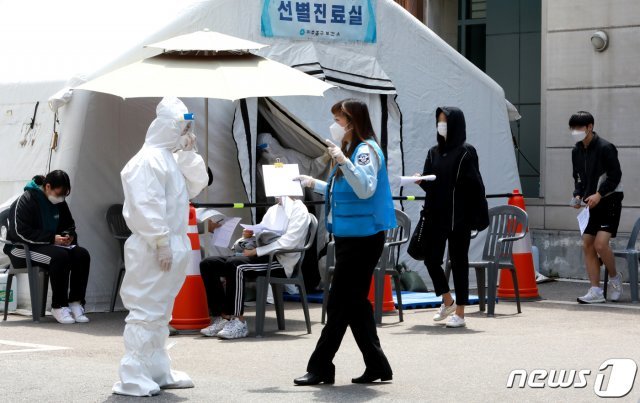 인천교육청이 20일 미추홀구·중구·동구·남동구·연수구 내 고등학교 66곳의 고3 학생들을 귀가조치한 가운데, 인천 미추홀보건소 선별진료소를 찾은 학생들이 검사를 기다리고 있다. 2020.5.20/뉴스1 © News1