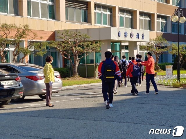 재등교를 맞은 안성고등학교 고3 학생들이 지도교사들의 안내를 받으며 학교안으로 들어가고 있다. (안성교육청 제공) © 뉴스1