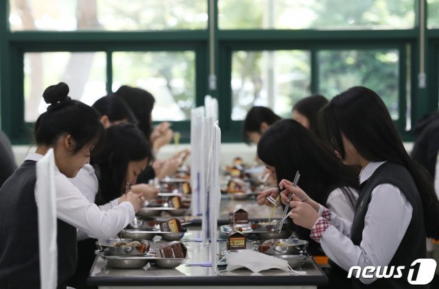 고등학교 3학년 학생들의 등교 개학이 시작된 지난 20일 울산 중구 함월고등학교에서 학생들이 칸막이가 설치된 급식실에서 점심을 먹고 있다. 2020.5.20  © News1