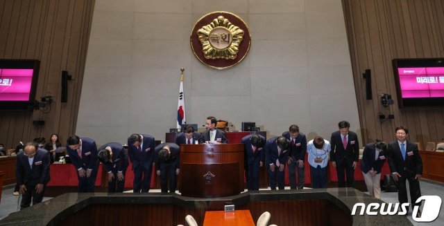 21일 서울 여의도 국회에서 열린 미래통합당 당선자 워크숍에서 주호영 원내대표가 원내부대표단과 정책위의장단과 함께 당선인들을 향해 인사하고 있다. 2020.5.21 © News1