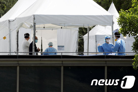 20일 오전 서울 강남구 삼성서울병원 야외주차장 옥상에 마련된 코로나19 검사소에서 의료진이 분주히 움직이고 있다. 사진=뉴스1
