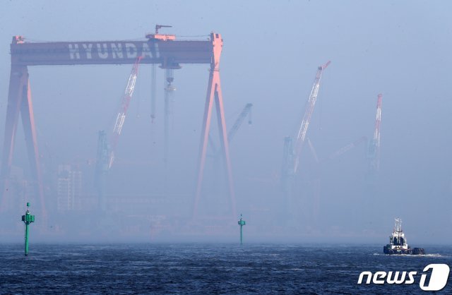 1일 오후 울산시 남구 장생포에서 바라본 현대중공업 해양사업본부 골리앗 크레인이 해무에 휩싸여 있다. 2019.8.1/뉴스1 © News1