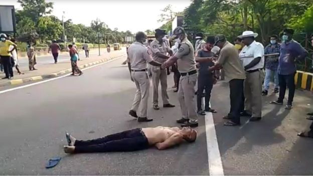수다카르 라오 박사가 경찰에게 제압당하는 장면. BBC웹사이트 갈무리