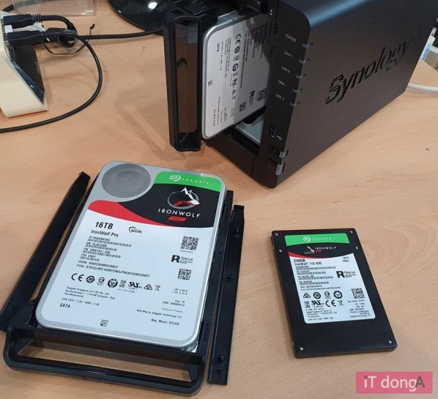 <리뷰에 이용한 씨게이트의 NAS 전용 HDD/SSD인 아이언울프 시리즈>(출처=IT동아)