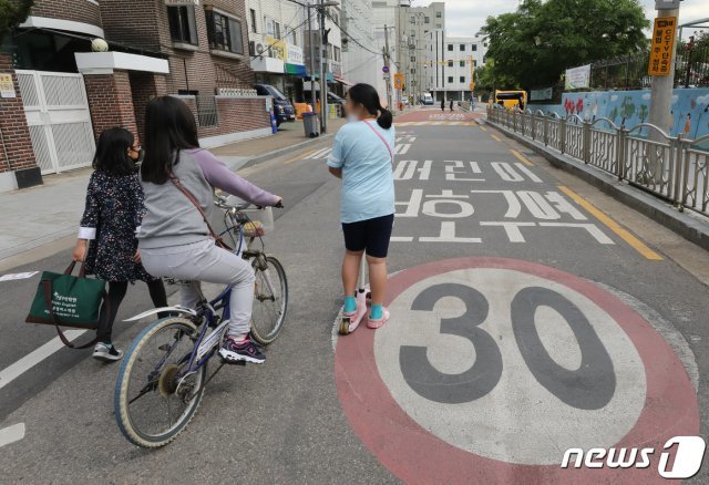 ‘민식이법’ 시행후 순차적 등교가 시작된 20일 오후 서울 영등포구 한 초등학교 앞에서 어린이들이 어린이보호구역 일대를 지나고 있다. 민식이법은 지난해 9월 충남 아산의 한 어린이보호구역(스쿨존)에서 교통사고로 사망한 김민식 군 사고 이후 발의된 법안으로, 2020년 3월 25일부터 시행됐다. 2020.5.20 /뉴스1 © News1