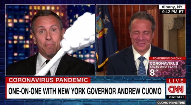 크리스 쿠오모 CNN 앵커(왼쪽)가 20일 자신이 진행하는 생방송 프로그램에서 일반 면봉보다 훨씬 큰 면봉을 내밀며 형 앤드루 쿠오모 뉴욕 주지사를 놀리고 있다. CNN 홈페이지 캡처