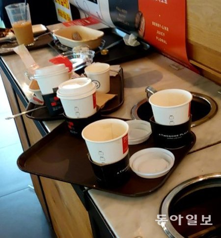 21일 점심시간 서울 중구의 한 카페에 매장에서 음료를 마신 고객이 버린 일회용 컵이 놓여 있다. 홍석호 기자 will@donga.com