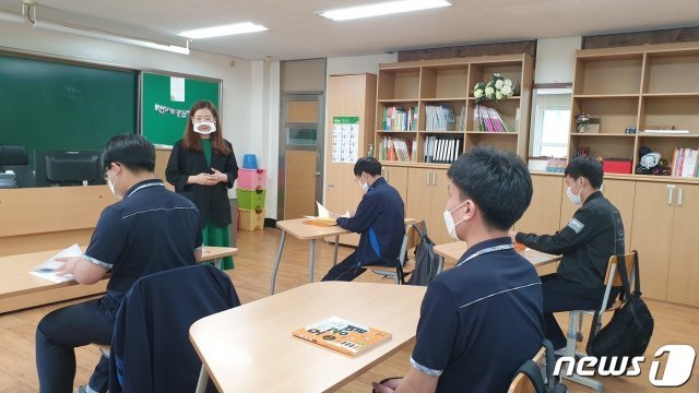 대전 유성고등학교에서 교사가 투명마스크를 쓰고 수업하고 있는 모습 (대전시교육청 제공) © 뉴스1