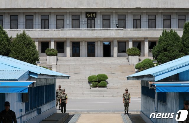 경기도 파주시 판문점에서 북측 군인들이 경계근무를 서고 있다. 2019.8.9 © News1