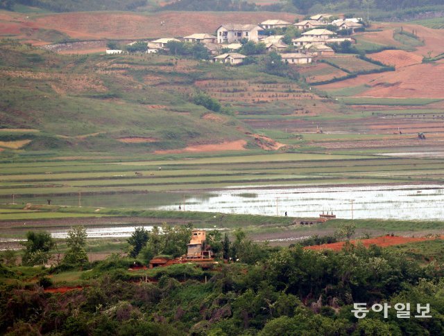 황해도 개풍군 마을 앞쪽에 북한초소가 보인다.